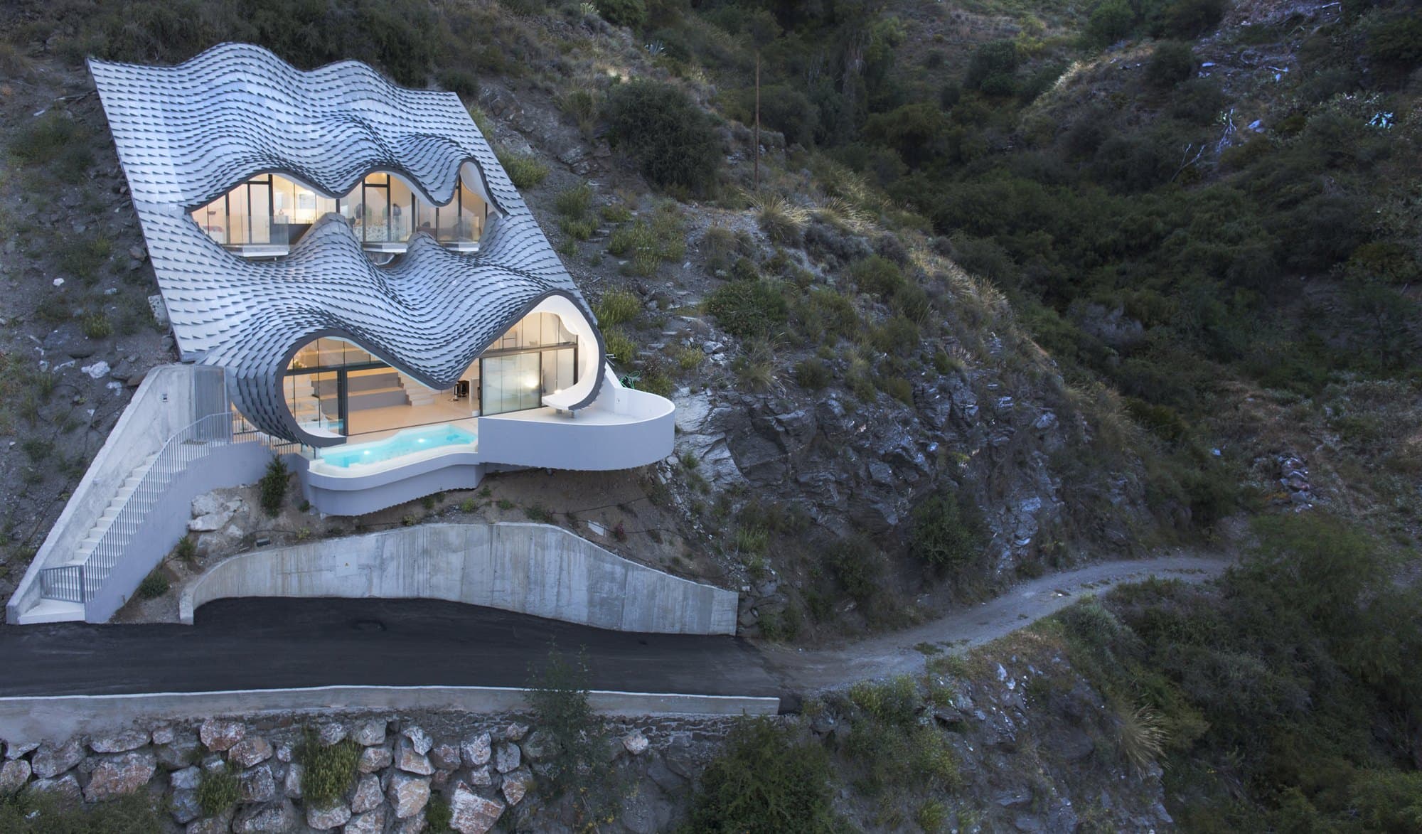 House on the Cliff, The house at dusk