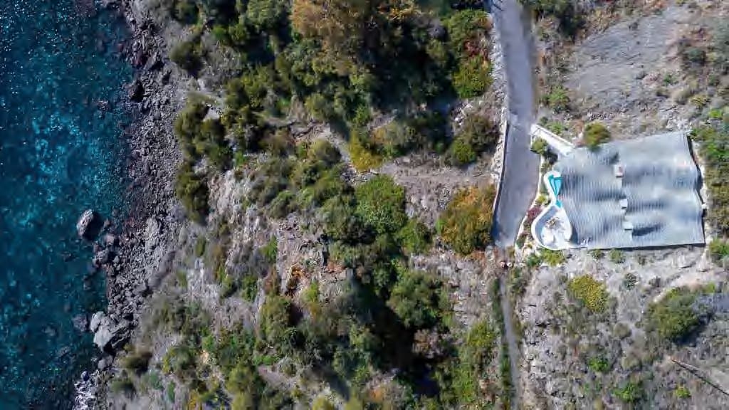 House on the Cliff, Aerial view of the coast