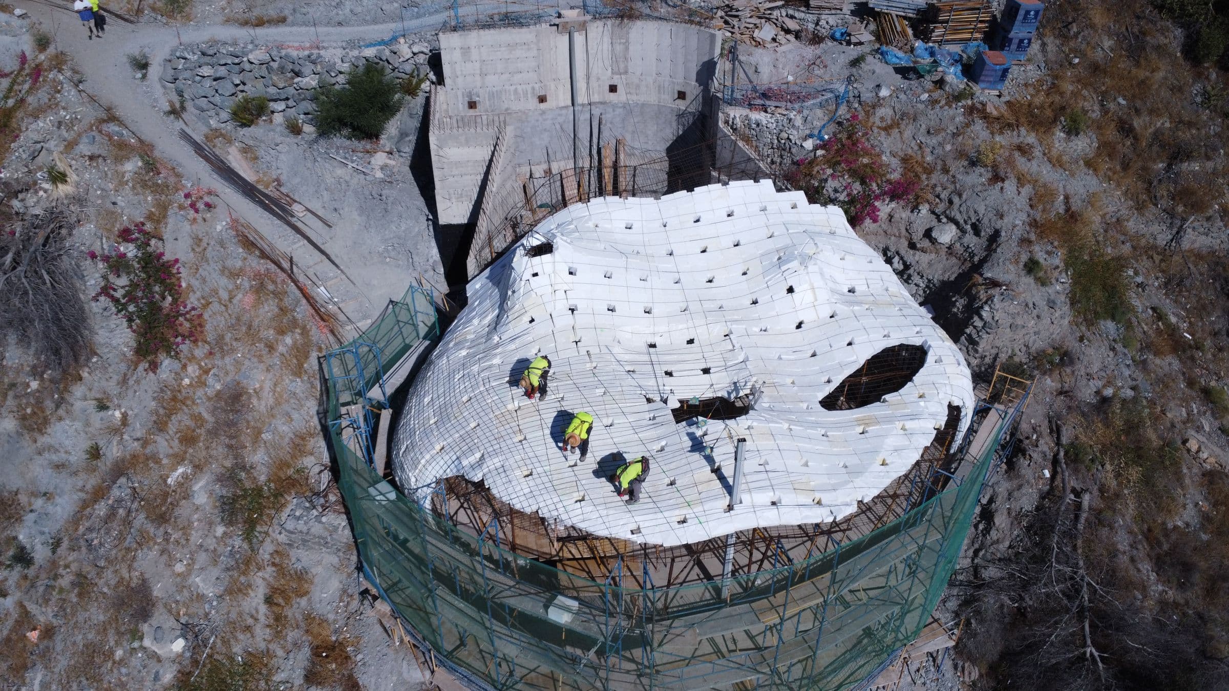 House on the Cliff II, Roof under construction
