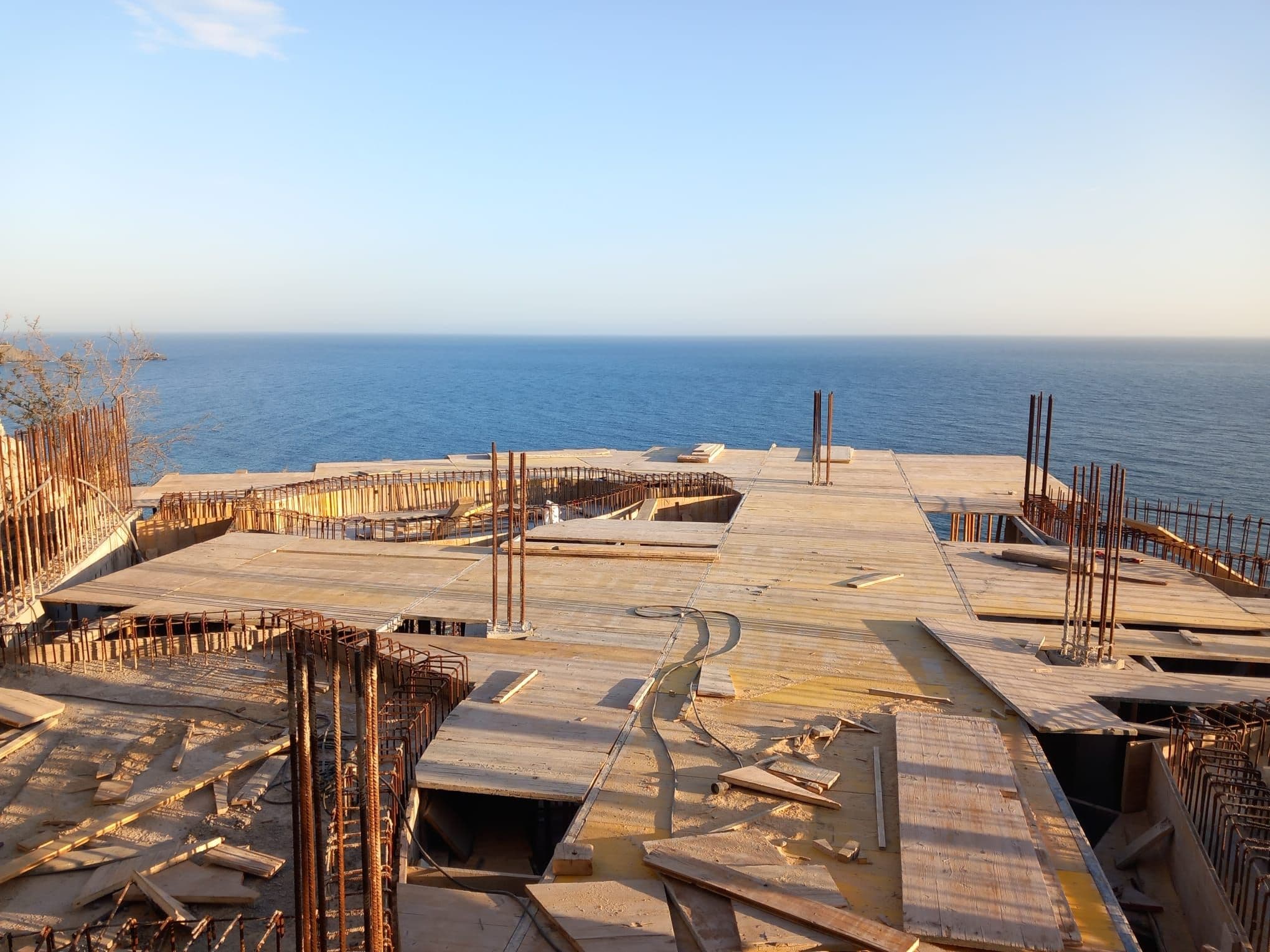 House on the Cliff II, Construction site